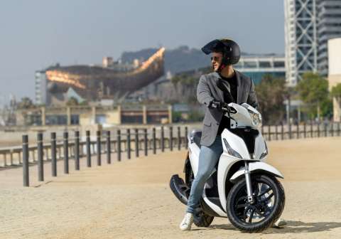 ¿Por qué la mayoría de motos no tienen reversa y cómo retroceder correctamente?