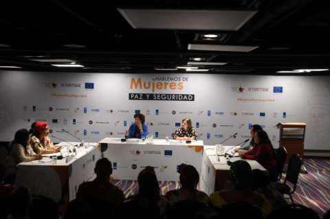Por planes de desarrollo que implementen las necesidades de las mujeres