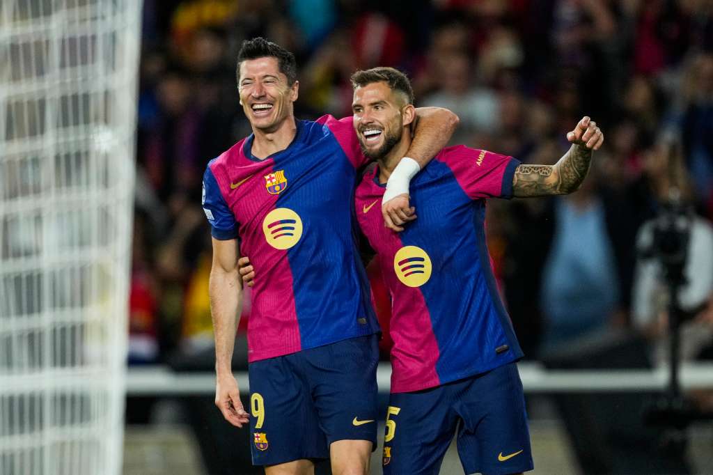 BARCELONA, 01/10/2024.- El delantero del FC Barcelona Robert Lewandowski (i) celebra con Íñigo Martínez su segundo gol, cuarto del equipo blaugrana, durante el encuentro correspondiente a la segunda jornada de la Liga de Campeones que disputan hoy martes FC Barcelona y Young Boys en el Estadio Olímpico Lluis Companys, en Barcelona. EFE/Alejandro García