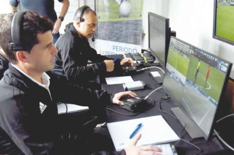 Última polémica del VAR: sacar a los jugadores del vestuario para cobrar un penal