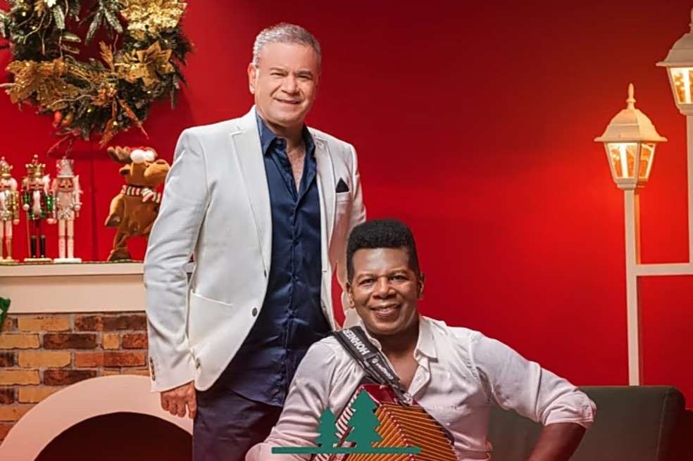 Iván Villazón junto al acordeonero Víctor Rey Reyes.
