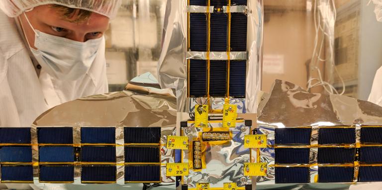Satélites construidos por estudiantes esperan llegar al espacio esta semana