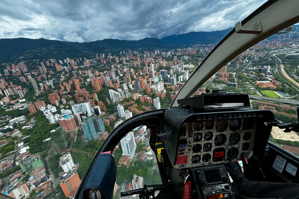 Recorrer Medellín en helicóptero permite descubrir la ciudad desde otra perspectiva.