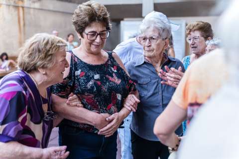¿Quién cuida a quienes cuidan? La realidad de las que acompañan a familiares con demencia