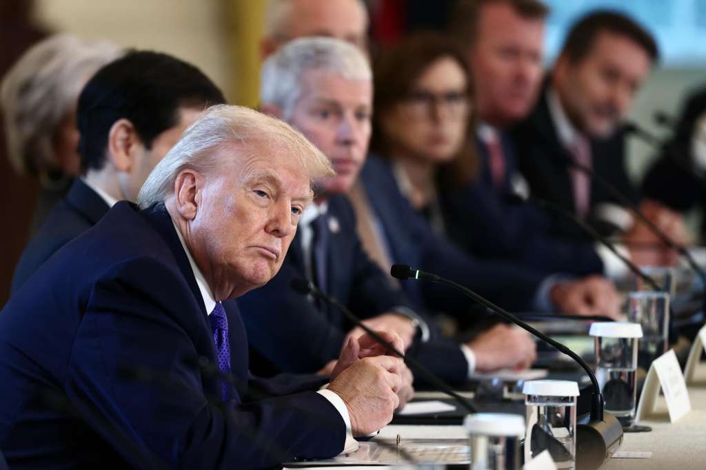 WASHINGTON (United States), 09/01/2026.- US President Donald Trump during a meeting with oil and gas executives in the East Room of the White House in Washington, DC, USA, 09 January 2026. The meeting included executives from Exxon, Shell, Chevron, and Conoco. Trump is hoping to persuade oil executives to return to Venezuela. EFE/EPA/JIM LO SCALZO / POOL