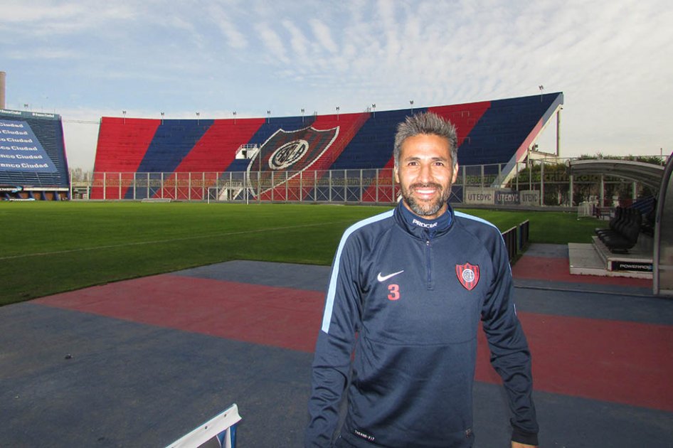 El defensa colombiano Mario Alberto Yepes, en el estadio de San Lorenzo, posa para la lente de El Espectador.