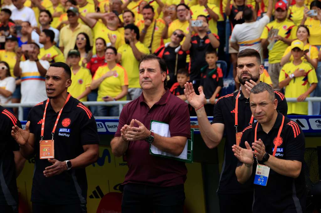 AMDEP8741. BARRANQUILLA (COLOMBIA), 15/10/2024.- El entrenador de Colombia Néstor Lorenzo (c) reacciona este martes, previo a un partido de las eliminatorias sudamericanas para el Mundial 2026, en el estadio Metropolitano en Barranquilla (Colombia). EFE/ Ricardo Maldonado Rozo