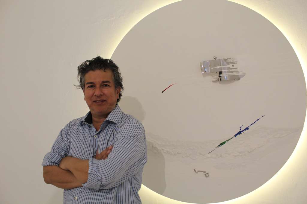 "La mayor libertad que tiene el ser humano es la de expresarse, escucharse, valorarse, ser consciente de los momentos de calma con la inquietud de la vida", dice el artista plástico Javier Chinchilla.