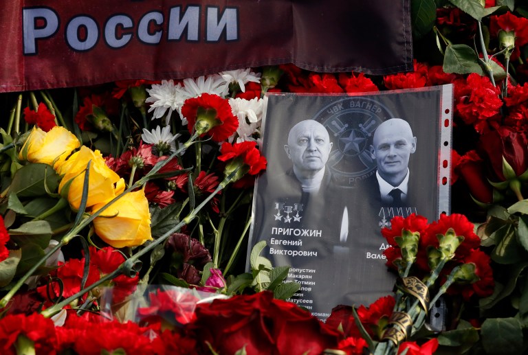 St. Petersburg (Russian Federation), 26/08/2023.- Portraits of the PMC Wagner leaders Yevgeny Prigozhin (L) and Dmitry Utkin are seen beside flowers at an informal memorial next to the former 'PMC Wagner Centre' in St. Petersburg, Russia, 26 August 2023. An investigation was launched into the crash of an aircraft in the Tver region in Russia on 23 August 2023, the Russian Federal Air Transport Agency said in a statement. Among the passengers was Wagner chief Yevgeny Prigozhin, the agency reported. (Rusia, Ucrania, San Petersburgo) EFE/EPA/ANATOLY MALTSEV