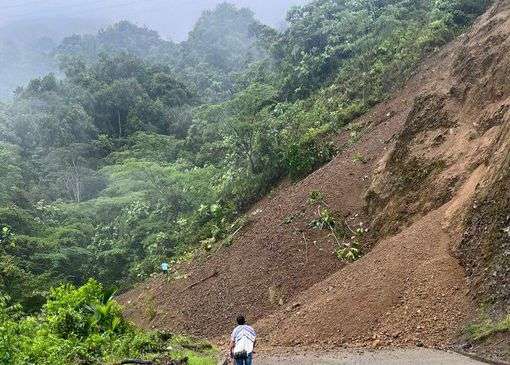 El desprendimiento de tierra y rocas taponó totalmente la calzada en el sentido Risaralda-Chocó.