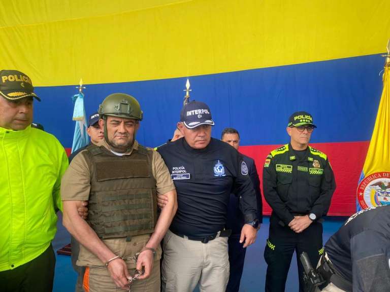 En la entrega participó hasta el director de la Policía, general Jorge Vargas, quien durante un buen tiempo comandó la operación que logró dar con la captura de Otoniel.