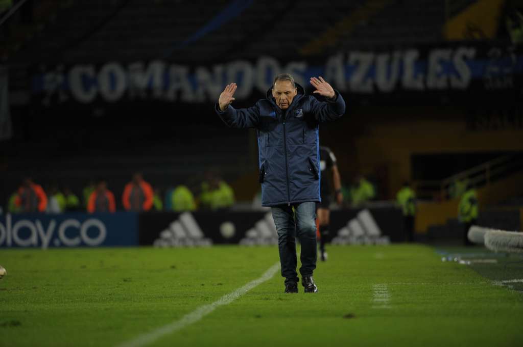 Director técnico argentino que dirige a Millonarios, en el partido ante Envigado por la fecha 16 de la Liga Águila I 2018.