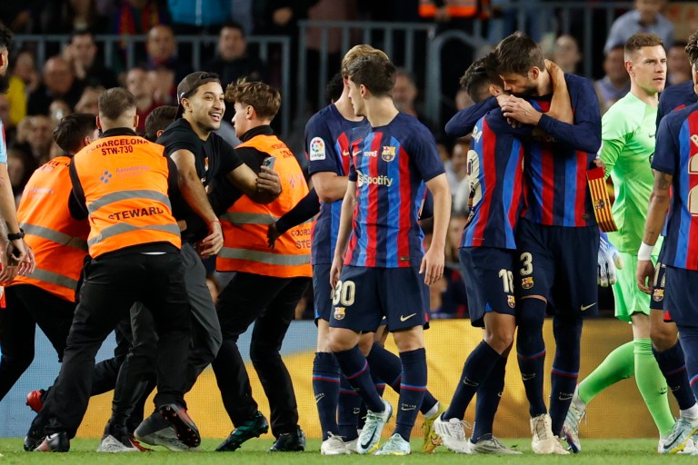 BARCELONA, 05/11/2022.- Un espontáneo (3-i) intenta saludar a Gerard Piqué (2-d) mientras abandona el terreno de juego, durante el encuentro de la decimotercera jornada de LaLiga entre el FC Barcelona y el UD Almería que disputan este sábado en el Camp Nou, en Barcelona. EFE/Toni Albir