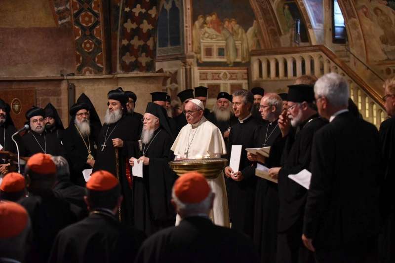 El papa Francisco participa en un rezo interreligioso por la paz.  / EFE
