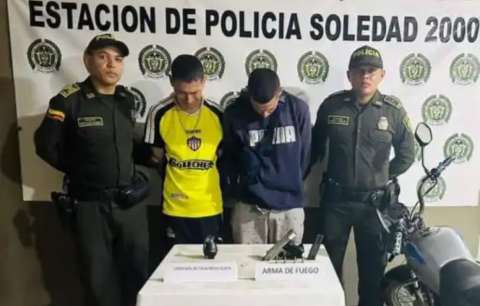 Capturan a dos hombres que amenazaban a conductor de bus con pistola en Soledad