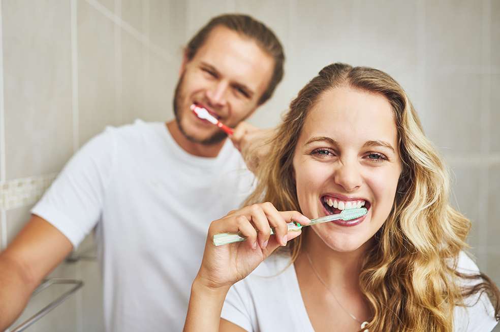 salud dental cepillarse los dientes en casa.