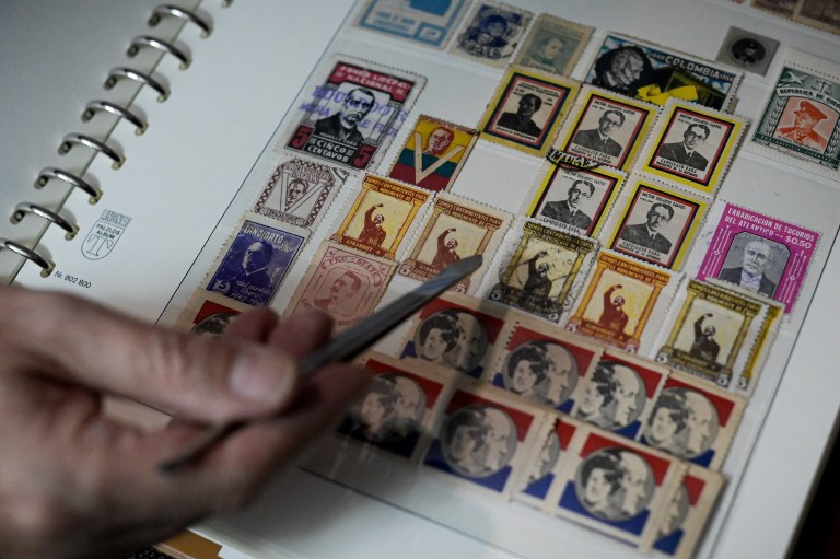 El coleccionista de estampillas que guarda la memoria de Colombia