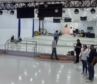 Imagen de video en redes sociales del desalojo de la Iglesia Vida Abundante en Barranquilla.