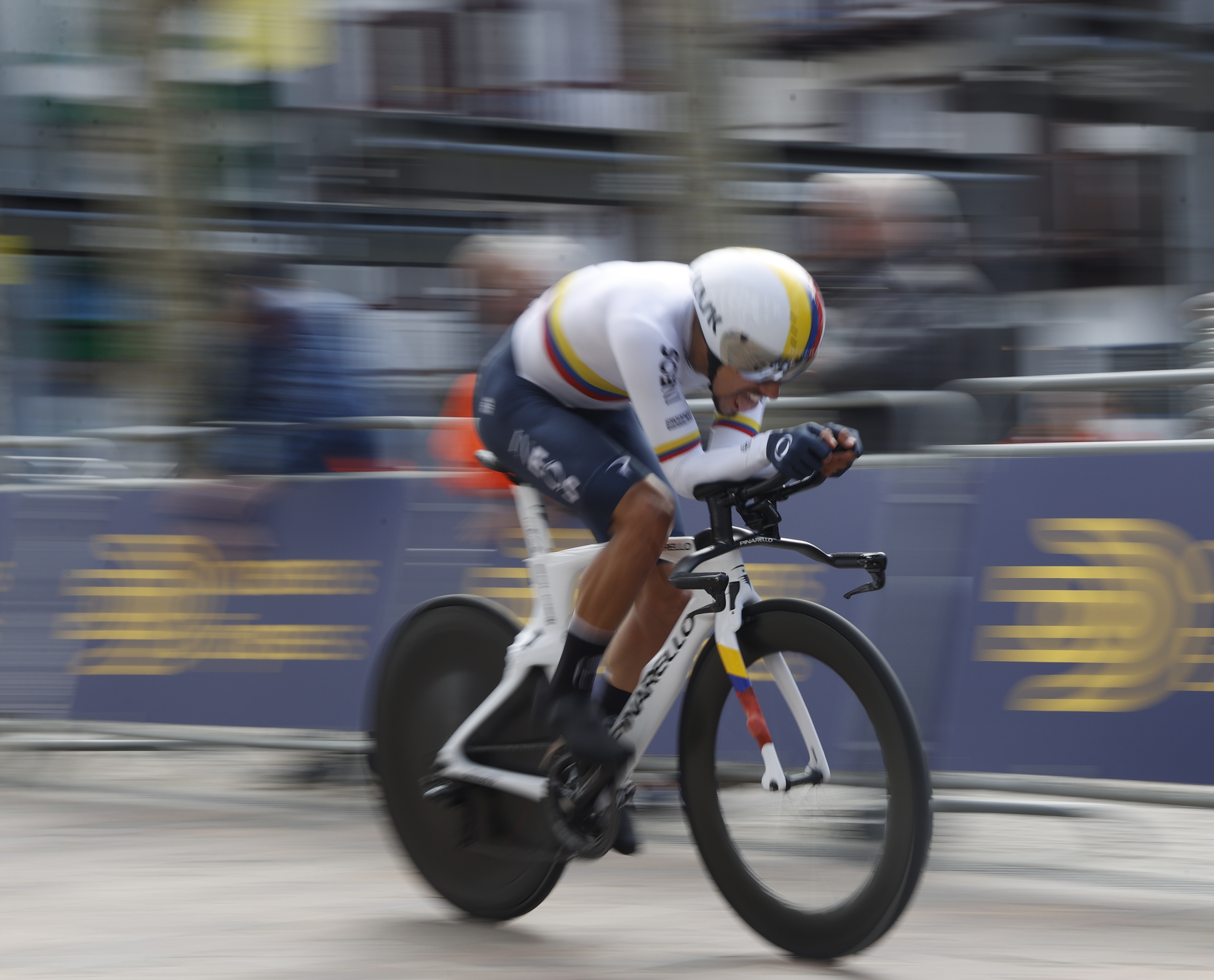 GRAFCAV4212. HONDARRIBIA (GIPUZKOA), 04/04/2022.- Un ciclista cruza la meta este lunes en la primera etapa de la Itzulia, la Vuelta Ciclista al País Vasco, una contrarreloj individual que se disputa en Hondarribia (Gipuzkoa), sobre 7,5 kilómetros. EFE/Javier Etxezarreta