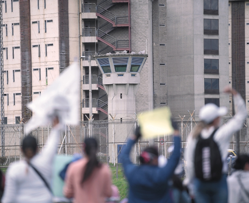 Familiares de internos de la cárcel La Picota protestan por la falta de medidas para atender la pandemia del COVID-19.
