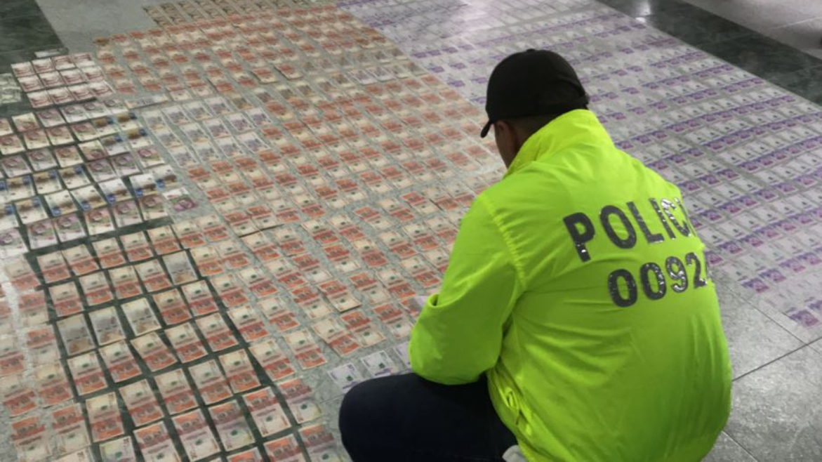 En la operación se incautaron US$2.700 dólares falsificados (más de $8 millones) en denominaciones de 100, 50 y 20 dólares, $72 millones de pesos falsos en billetes de $50.000, $20.000 y $10.0000, entre otras cosas. / Cortesía Dijín