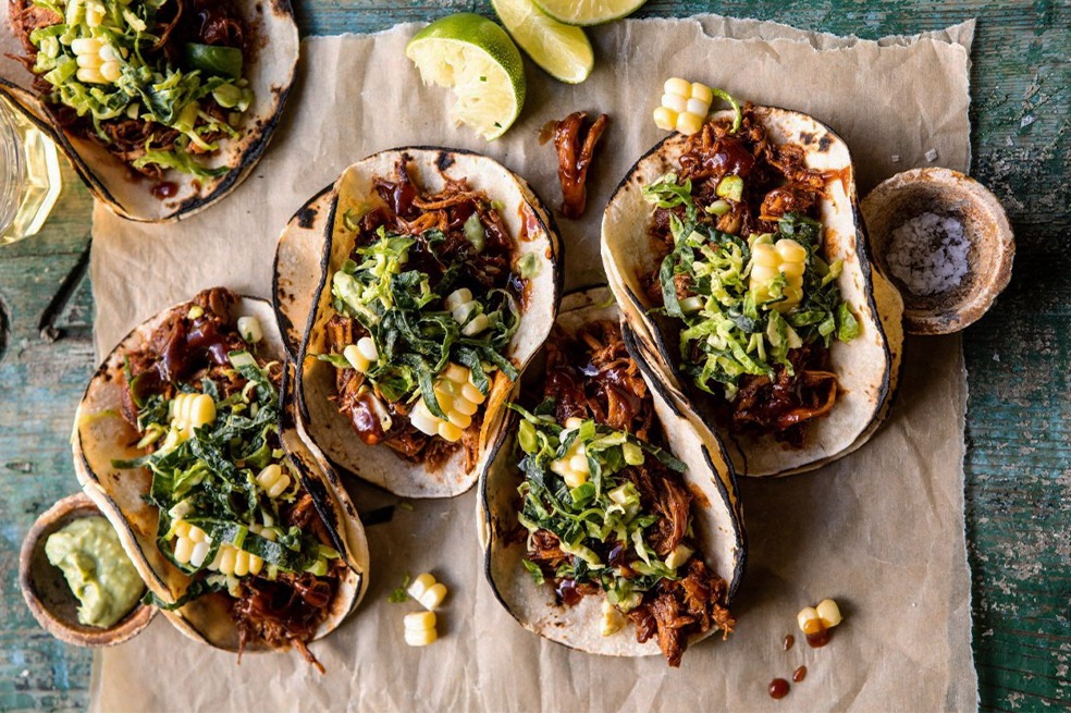 Tacos de piel de plátano con salsa de chipotle