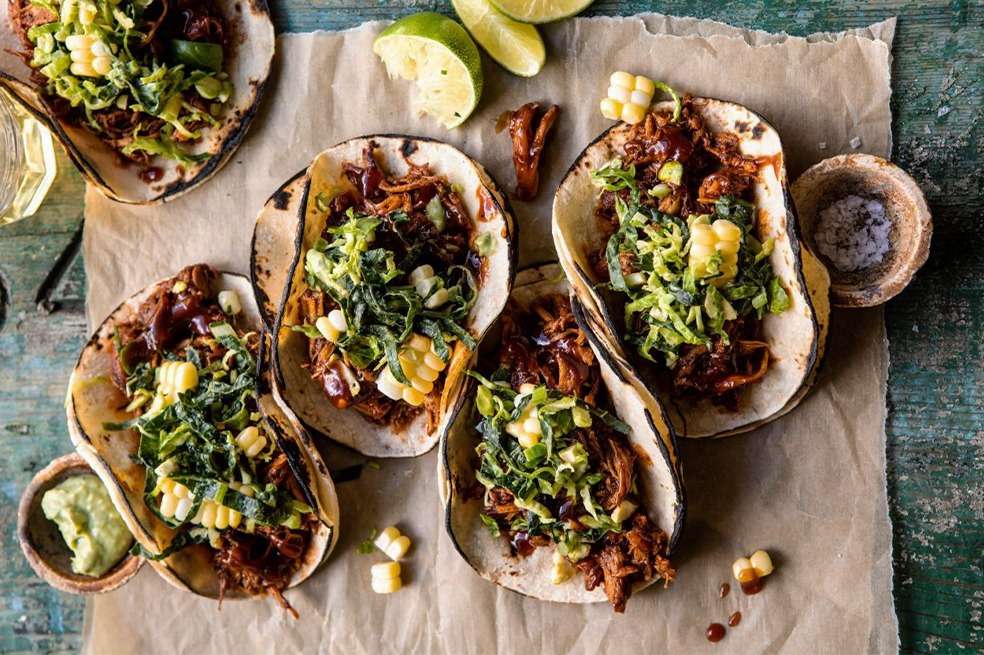 Tacos de piel de plátano con salsa de chipotle