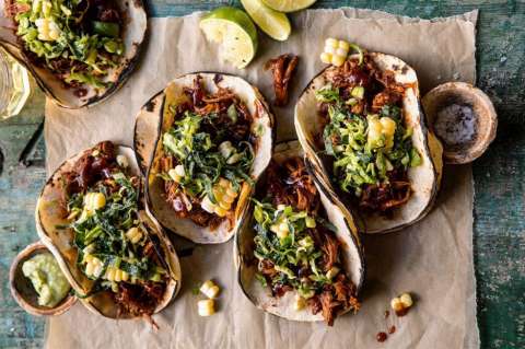 Tacos de piel de plátano con salsa de chipotle