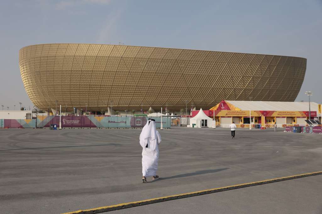 Doha (Qatar), 19/11/2022.- A Qatari man walk next to Lusail Stadium in Doha, Qatar, 19 November 2022. The FIFA World Cup Qatar 2022 will take place from 20 November to 18 December 2022 in Qatar. (Mundial de Fútbol, Estados Unidos, Catar) EFE/EPA/ABIR SULTAN