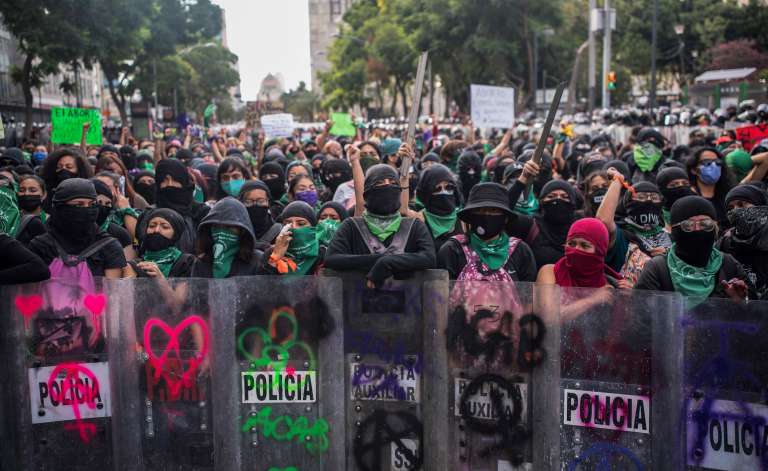 Los choques con la policía empezaron desde el inicio de la marcha en Ciudad de México, cuando las manifestantes hicieron pintas y destrozos en mobiliario público y monumentos que se encuentran en el camino hacia el centro de la capital, constató la AFP.