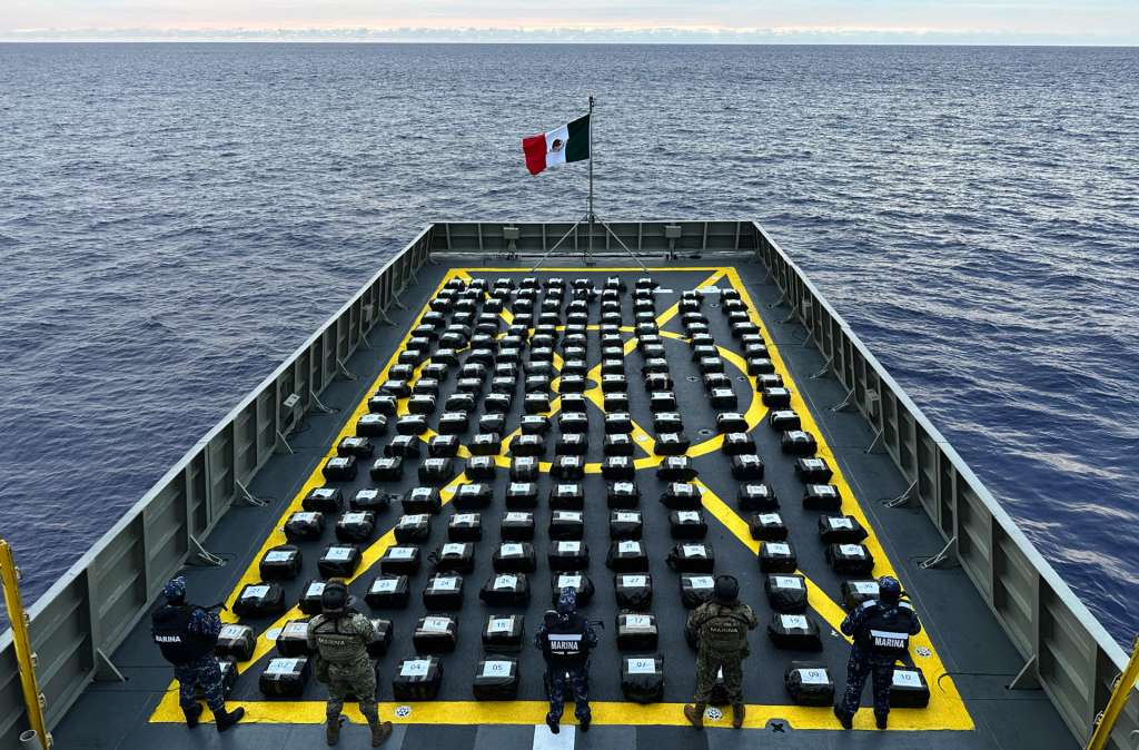 MEX4253. CIUDAD DE MÉXICO (MÉXICO), 11/02/2026.- Fotografía cedida por la Secretaría de Marina de México (Semar) que muestra a varios de sus integrantes custodiando droga incautada este miércoles, en el océano Pacífico. Agentes de México y Estados Unidos incautaron 188 bultos con toneladas de cocaína en aguas internacionales, informó la Semar a través de la Armada de México en funciones de Guardia Costera. EFE/Secretaría de Marina/SOLO USO EDITORIAL/NO VENTAS/SOLO USO EDITORIAL/SOLO DISPONIBLE PARA ILUSTRAR LA NOTICIA QUE ACOMPAÑA (CRÉDITO OBLIGATORIO)