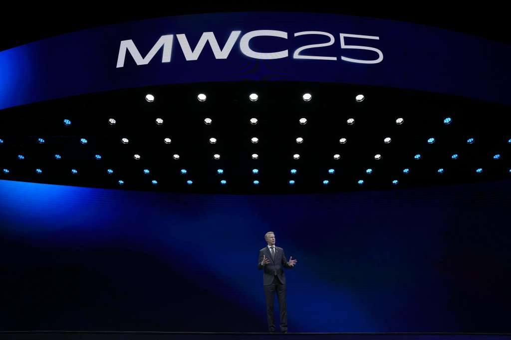 -FOTODELDIA- HOSPITALET DEL LLOBREGAT (BARCELONA), 03/03/2025.- El director ejecutivo de la GSMA, Mats Granryd, interviene en la jornada inaugural del Mobile World Congress (MWC), el mayor congreso mundial de conectividad, que arranca este lunes en Barcelona con el foco puesto en la inteligencia artificial (IA) y la expectativa de reunir a más de 100.000 asistentes. EFE/Alejandro García