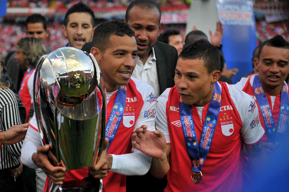 Wílder Medina y Luis Carlos Arias celebran el título de la Superliga que le ganó Santa Fe a Millonarios. / Andrés Torres