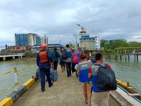 Rescataron a 13 personas que estuvieron nueve horas a la deriva en el Pacífico