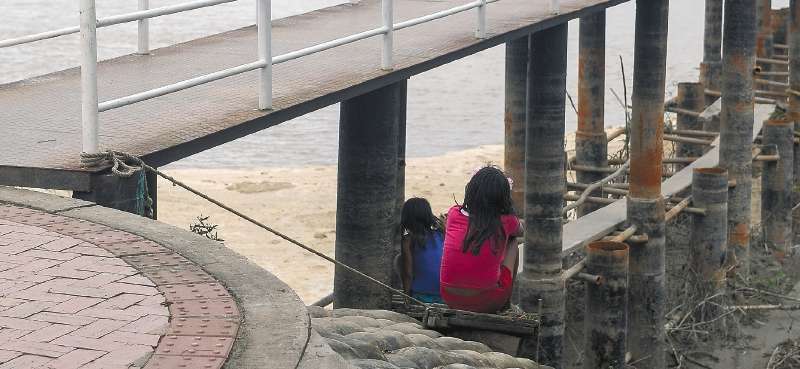 Niñas indígenas de la etnia jiw en el muelle del río Guaviare. (Imagen de referencia)
