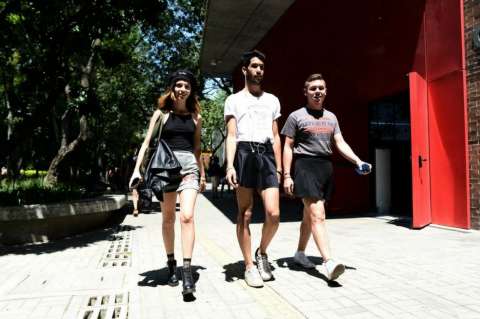 El clóset ideal para universitarias incluye minifalda