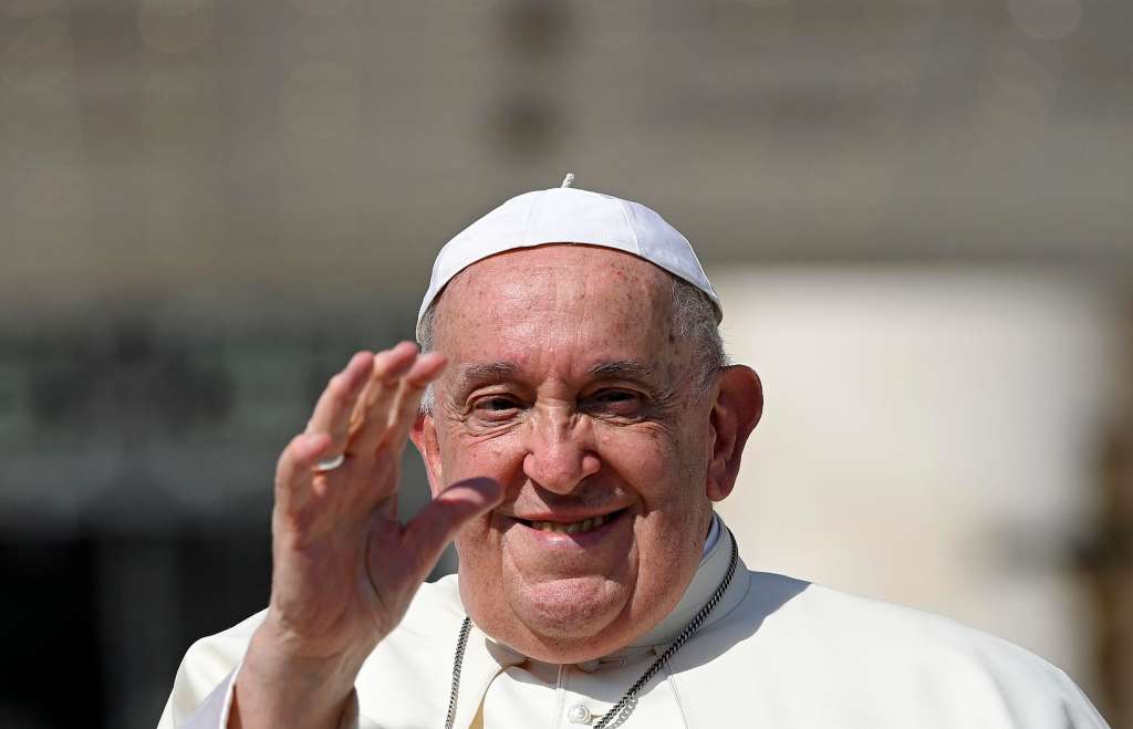 Vatican City (Vatican City State (holy See)), 28/08/2024.- Pope Francis waves at the faithful during the weekly General Audience in Saint Peter's Square, Vatican City, 28 August 2024. (Papa) EFE/EPA/RICCARDO ANTIMIANI