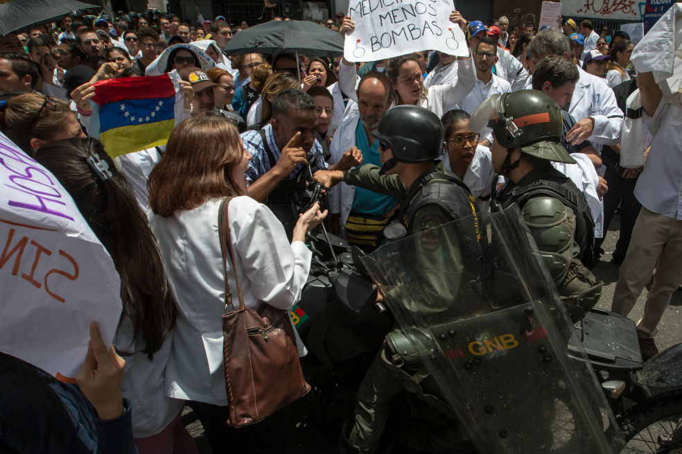 Marchas y confrontaciones en Caracas. / AFP