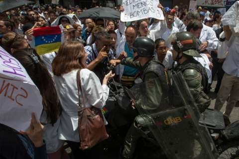 Maduro despliega militares por muertes en marchas