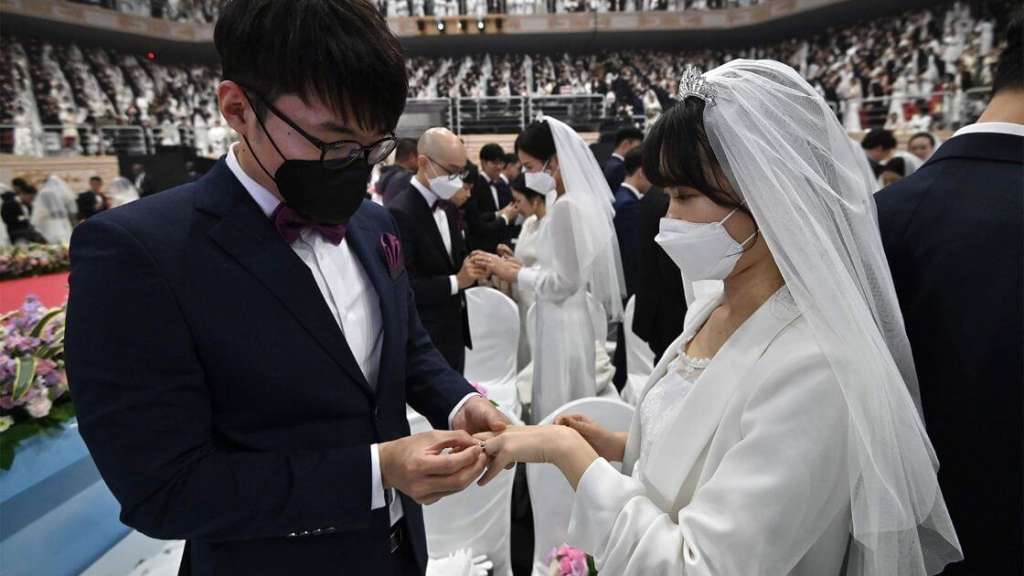 Cuando la pandemia empezaba este año, en Seúl, capital de Corea del Sur, se casaron 6.000 parejas de 64 países en uno de los más significativos mensajes de amor a pesar del nuevo coronavirus. / AFP