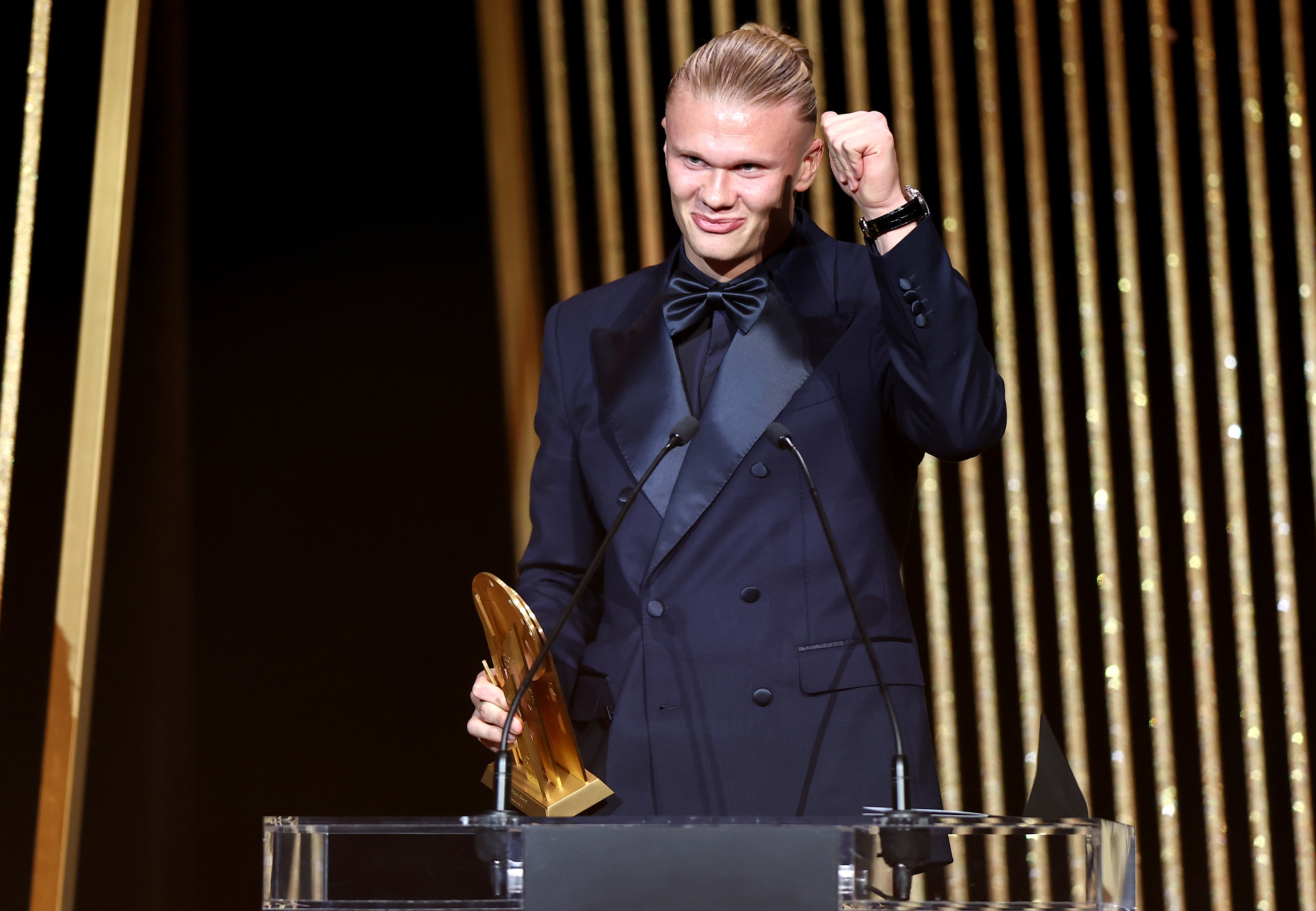 Paris (France), 30/10/2023.- Manchester City striker Erling Haaland wins the Gerd Mueller Trophy for the best striker during the Ballon d'Or 2023 ceremony at the Theatre du Chatelet in Paris, France, 30 October 2023. (Francia) EFE/EPA/MOHAMMED BADRA