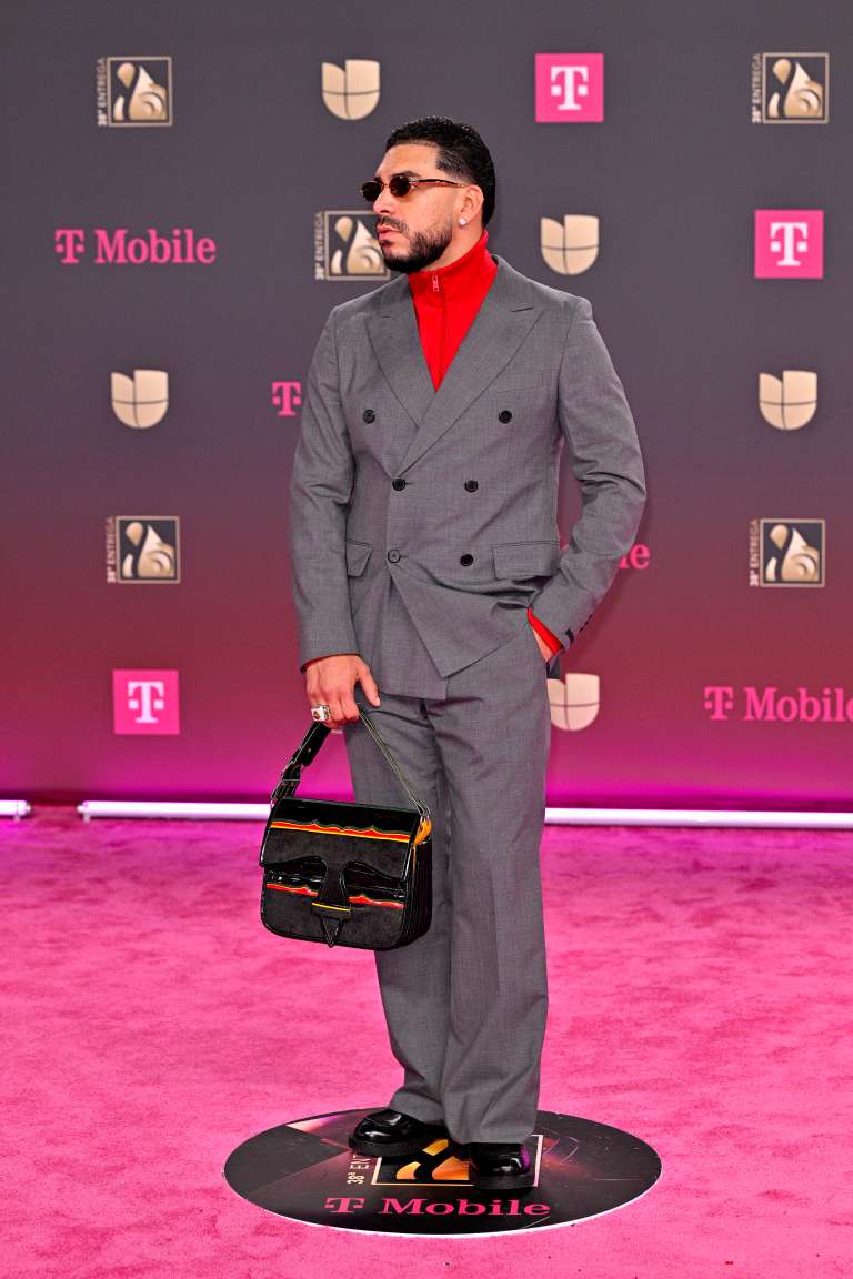 Ryan Castro utilizó un traje gris con una pieza de streetwear roja. / Ivan Apfel/ Getty Images/ AFP