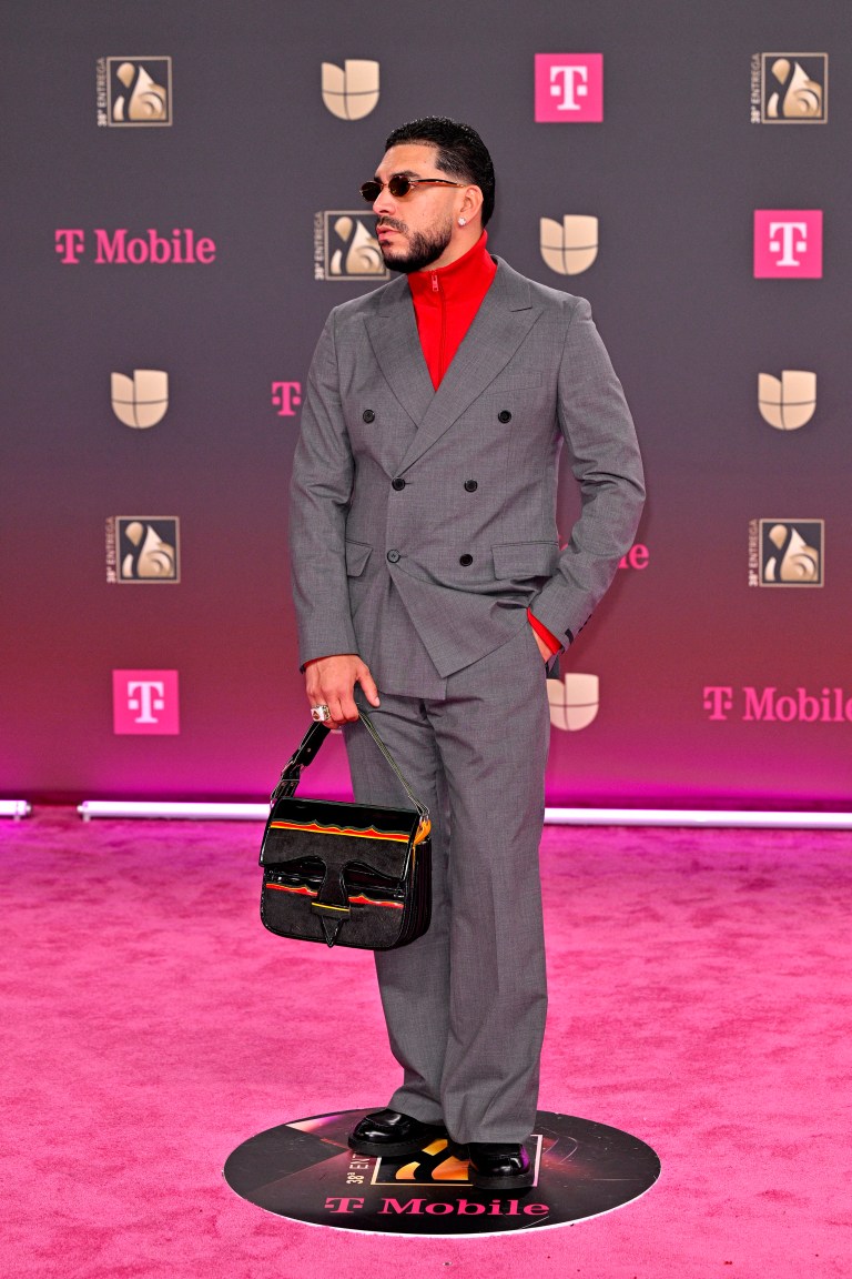 Ryan Castro utilizó un traje gris con una pieza de streetwear roja. /  Ivan Apfel/ Getty Images/ AFP