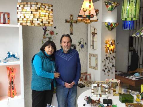 Crearon un taller donde enseñan a hacer arte por medio de vitrales