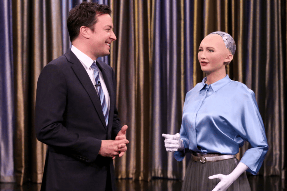Sophia junto a Jimmy Fallon en su programa de televisión.  / Captura de pantalla de sophiabot.com
