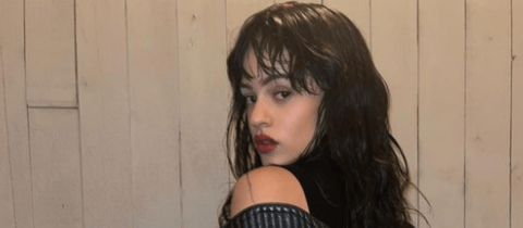 Rosalía sufre fuerte susto en medio de un concierto. ¡Casi pierde su cabello!