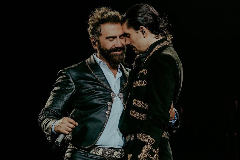 Uno de los momentos más emotivos de la noche se vivió cuando Alex cantó ´El pasado no perdona´, dedicada a su padre y a su abuelo.