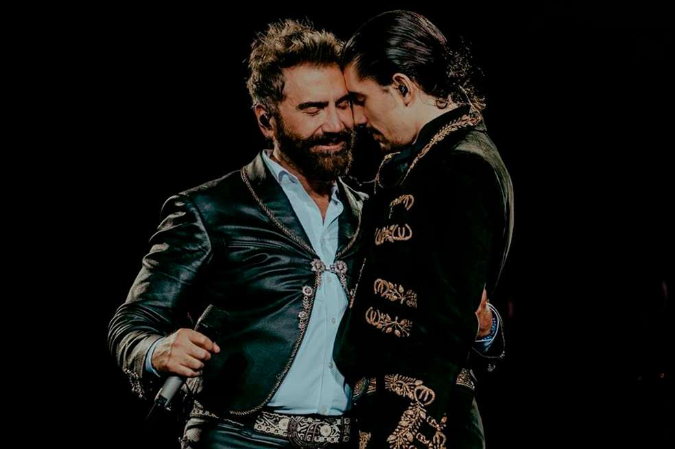 Uno de los momentos más emotivos de la noche se vivió cuando Alex cantó ´El pasado no perdona´, dedicada a su padre y a su abuelo.