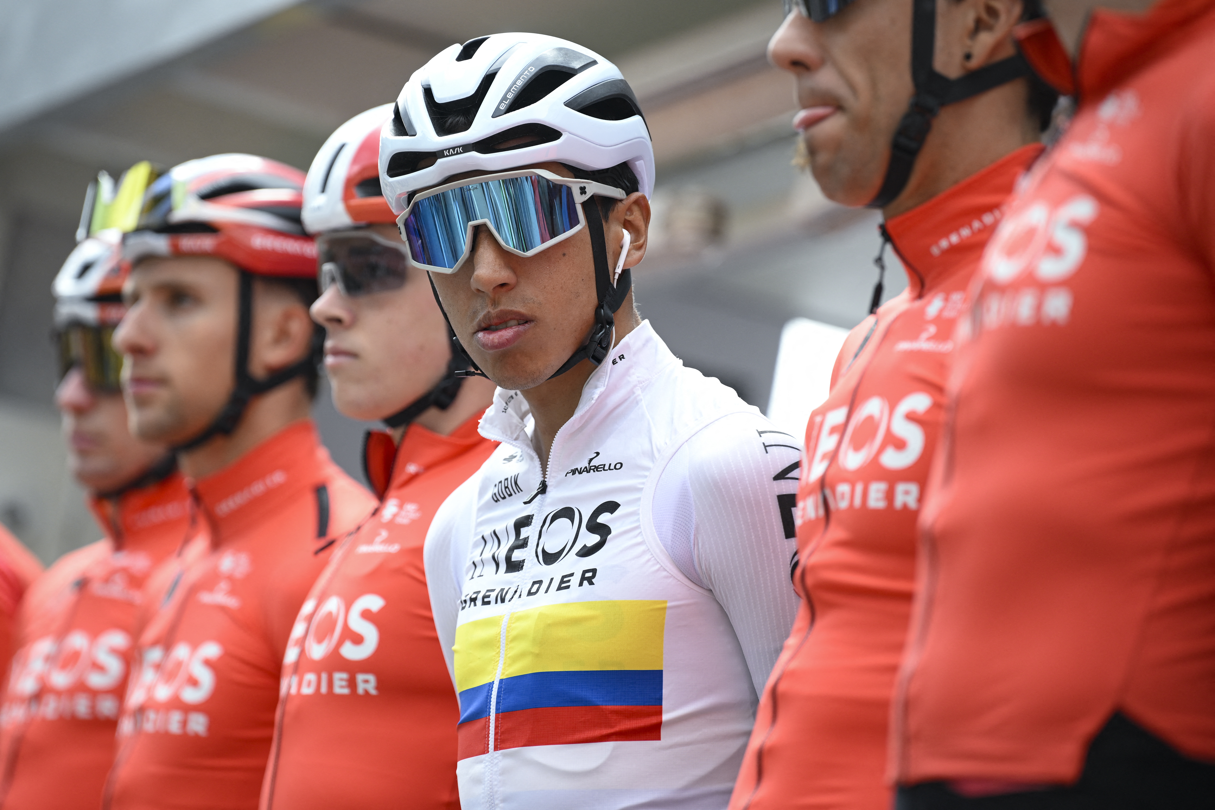 El ciclista colombiano del INEOS Grenadiers, Egan Bernal (C), sube al podio antes del inicio de la primera etapa de la vuelta ciclista a Cataluña 2025, un circuito de 178,3 km que comienza y termina en Sant Feliu de Guixols, el 24 de marzo de 2025.