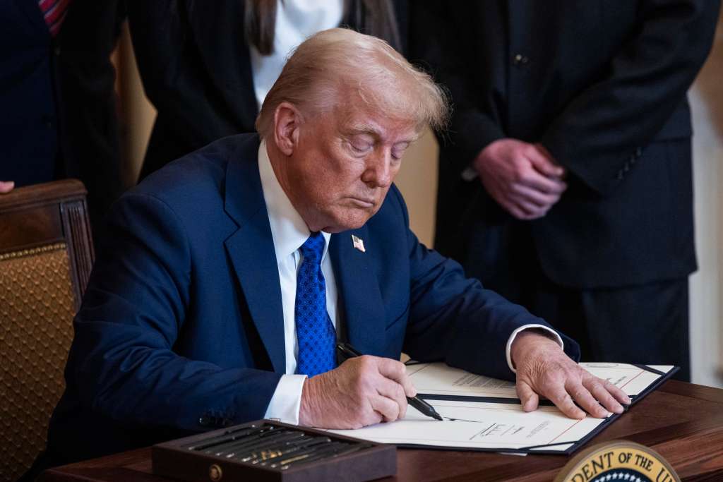 Washington (United States), 29/01/2025.- US President Donald Trump signs the Laken Riley Act in the East Room of the White House in Washington, DC, USA, 29 January 2025. The law, named after a Georgia student murdered by an undocumented immigrant is the first bill of the second Trump administration. EFE/EPA/JIM LO SCALZO / POOL